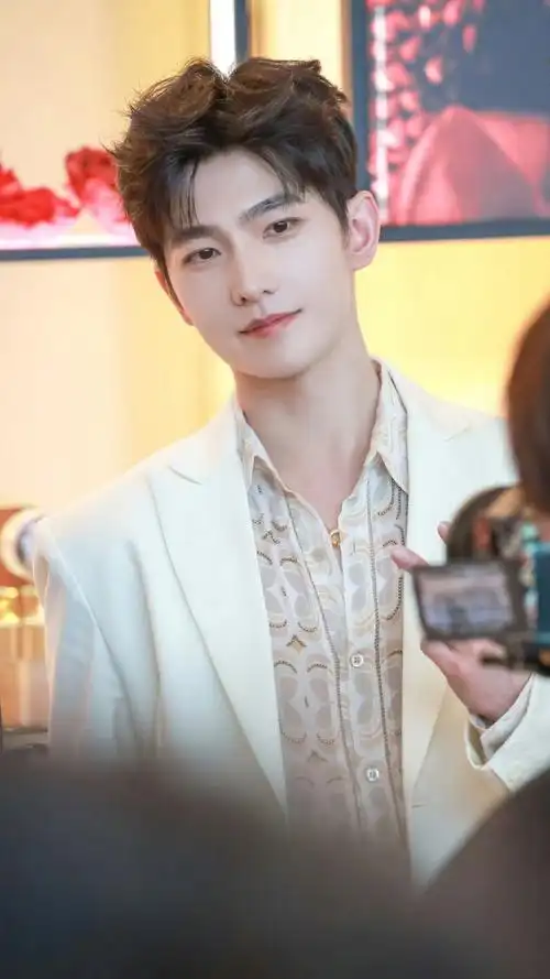 袁大帅给杨洋化妆