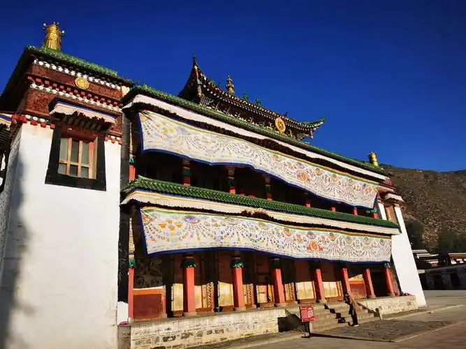 大经堂~闻思学院经堂,是拉卜楞寺最出名的建筑之一.