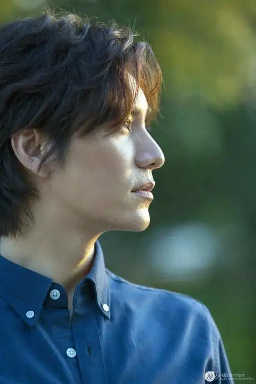 陈坤帅气西装写真图片微卷中分发型侧颜显魅力陈坤男演员大陆明星西装