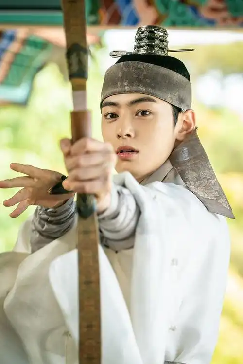 韩国票选"最适合穿古装男星"top 10,金秀贤只排第二|云画的月光