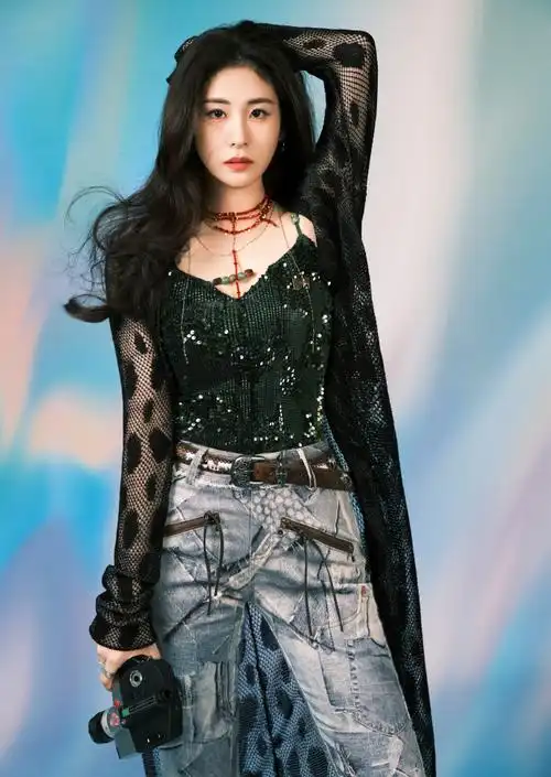 张碧晨超话96#张碧晨天赐的声音#  黑纱轻柔蔓延,折射错落光影,肆意