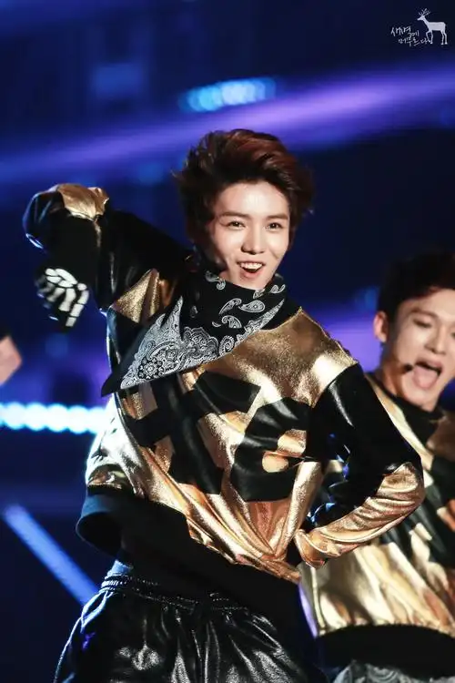 鹿晗gaon chart 撒汗热舞 帅气西服迷倒千万粉丝