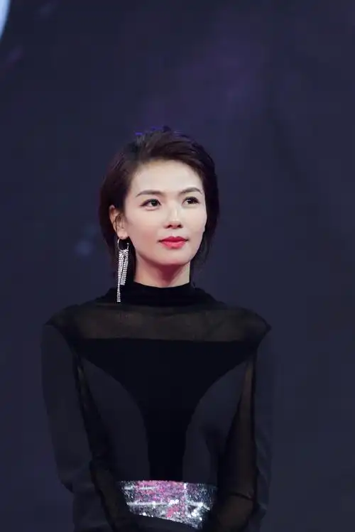 的新发型吸引到了,之前刘涛从长发剪成了短发,造型变得更为清爽减龄