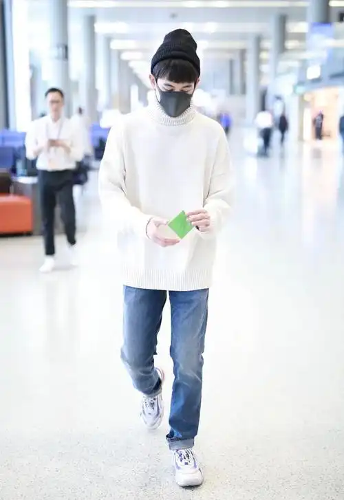 胡先煦拒收礼物超可爱,何炅收粉丝贵重礼物翻车,还嫌不够好