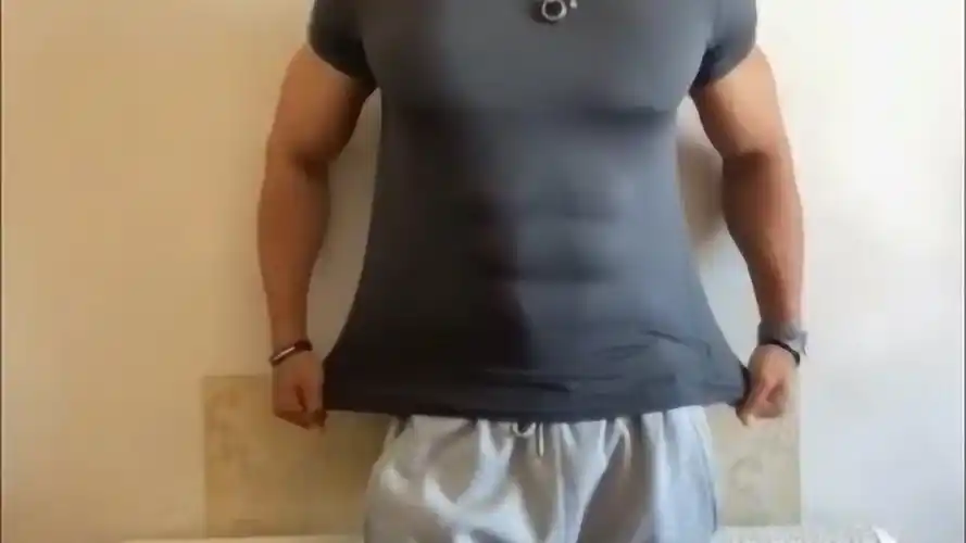 真正的八块腹肌体恤也藏不住,看到里面果然没有让人失望! 去看看