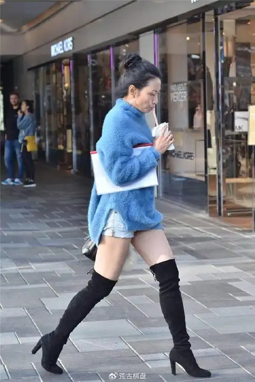 8厘米的黑色粗跟过膝长靴,绒面的材质,搭配短裤就很好看__财经头条
