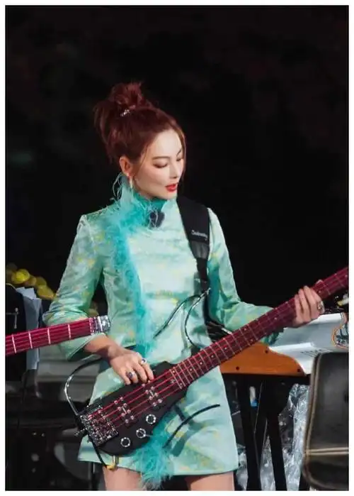 张雨绮穿旗袍曲线优越扎丸子头俏皮可爱