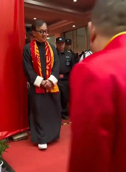 70岁成龙合影比普通老人还沧桑,真成白发苍苍老爷爷了,满脸皱纹感叹太