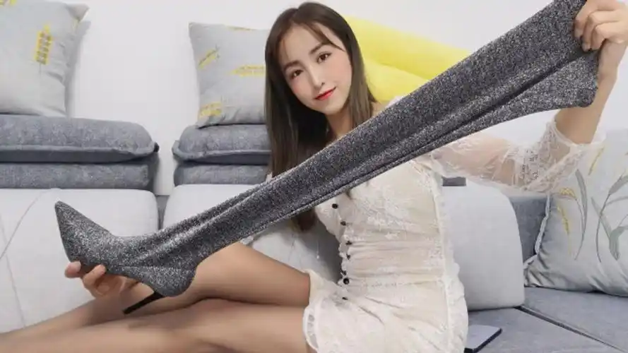 珂珂也有小女人一面紧身裙搭配丝袜长筒靴秒变大长腿