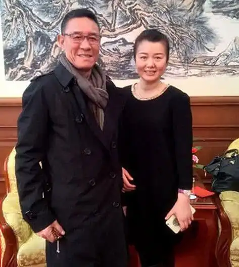 65岁杜志国近照仨老婆一个比一个漂亮晚年却让女粉丝怀孕