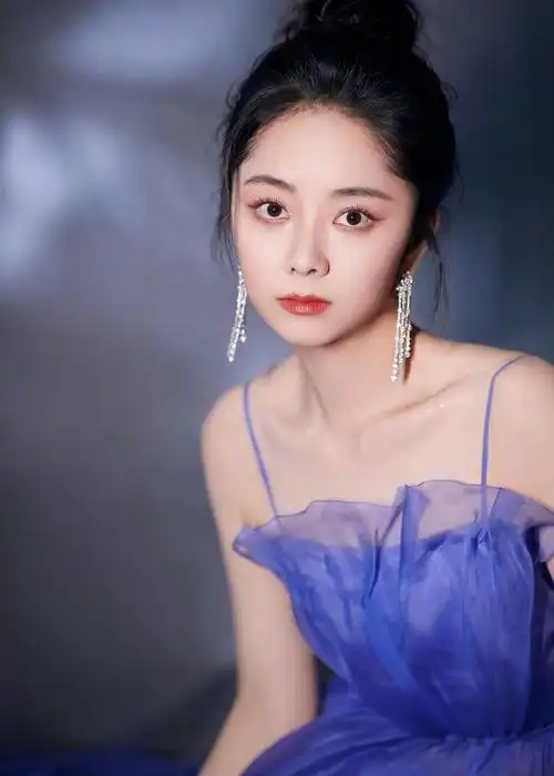 21:31 1 / 9 今天出席的@谭松韵seven,身穿luisa beccaria 2021春夏