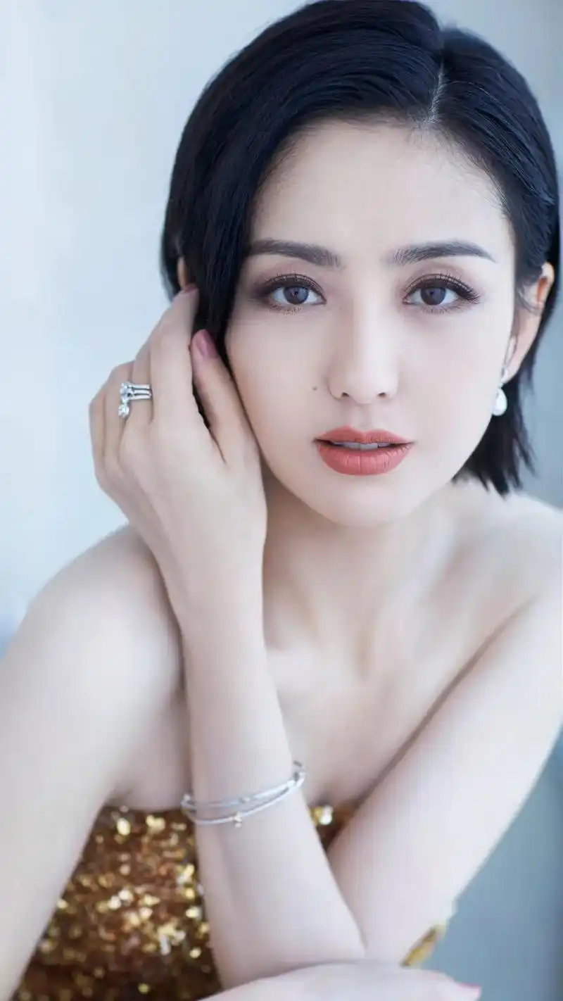 佟丽娅面相分析.脸型偏修长,入木形人格局. 早年额头宽阔饱满 - 抖音