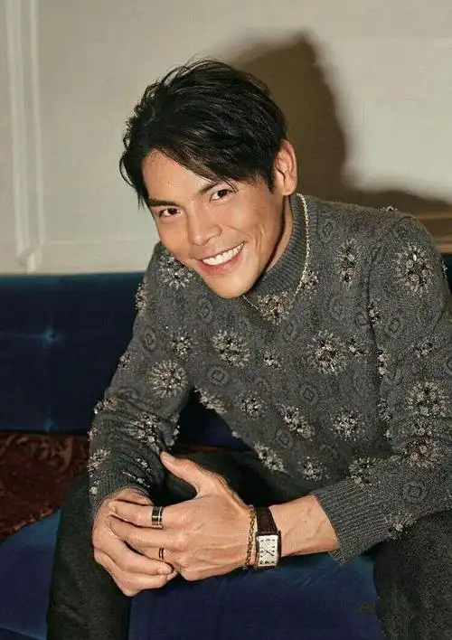 向华强的2个儿子向佐疑婚内出轨向佑打架入狱皆不让人省心