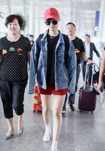 李宇春175,关晓彤173,同穿短裤,网友:腿差距不止2厘米!