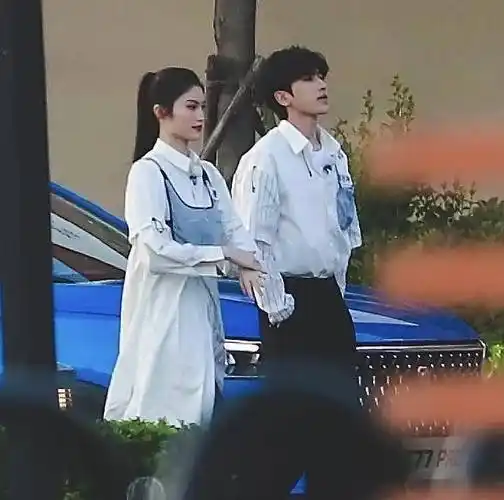 原创蔡徐坤何穗神仙同框两位都是超模身材高级感快要溢出屏幕