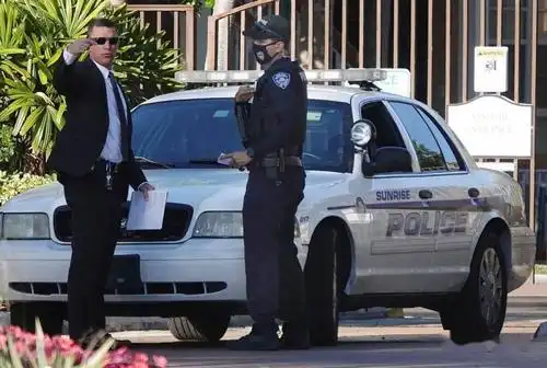 【现场】佛州fbi执行搜查令遭遇枪战:2死3伤_特工