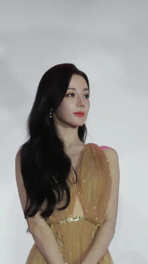 #迪丽热巴提裙对视#