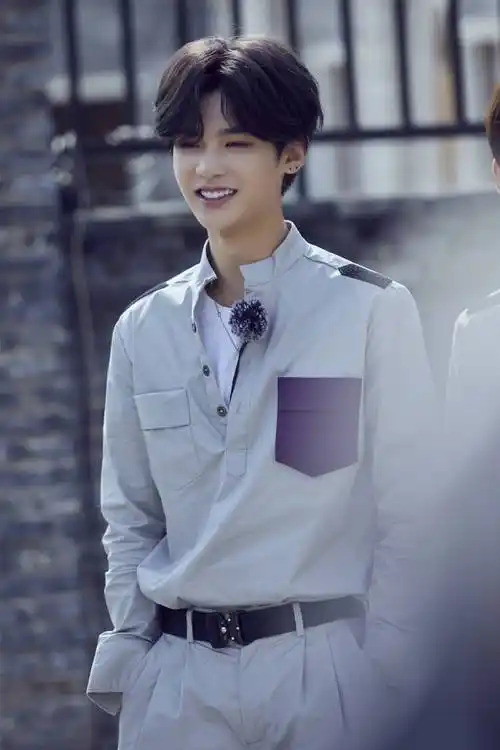 黄明昊勇敢的世界帅气图片56