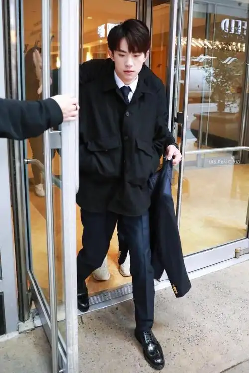 易烊千玺西装打领带穿皮鞋亮相联合国会议,粉丝:这谁顶得住啊!