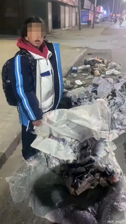 保定寒夜街头捡废品女孩感动网友爱心涌动温暖破旧小院