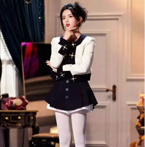 修身的外套搭配这样的袜子,让杨超越看起来更加美丽迷人,像一个年轻的