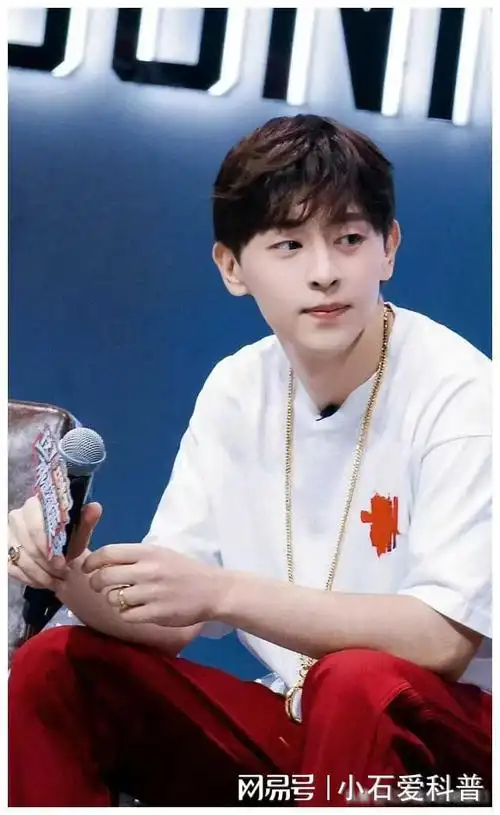 邓伦超级超级阳光帅气迷人十足的,为人随和善良的男人!