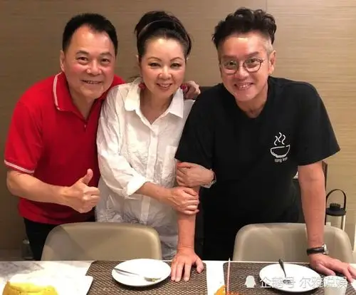 谭咏麟近照,41岁偷吃19岁女学生,22岁儿子和他一个样!