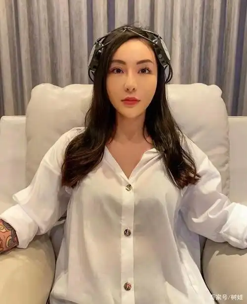 金刚公开与小娴恋情,前任梁云菲送完祝福再痛斥,直言祝福做不到