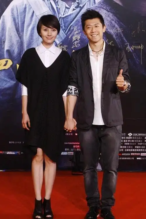 袁泉和老公牵手亮相,穿黑白配情侣装好般配,袁泉笑容温柔不高冷