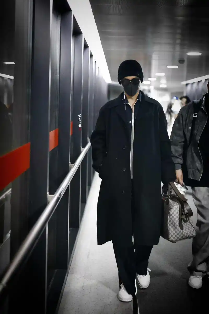 肖战这组图封神了,超级有气质,走路带风,有一种松弛自在感,魅力十足!