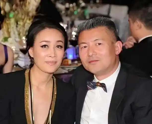 那英一家三口现身英国街头,穿旧衣身材消瘦,逛街吃火锅生活潇洒