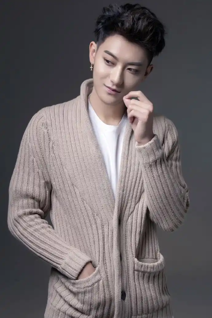 p>黄子韬,1993年5月2日出生于山东省 a target="_blank" href="/item