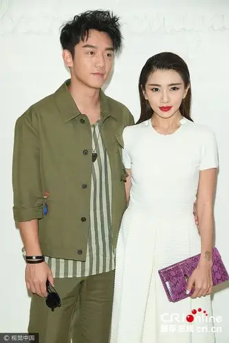 郑恺携女友程晓玥米兰看秀 搂腰微笑大秀恩爱