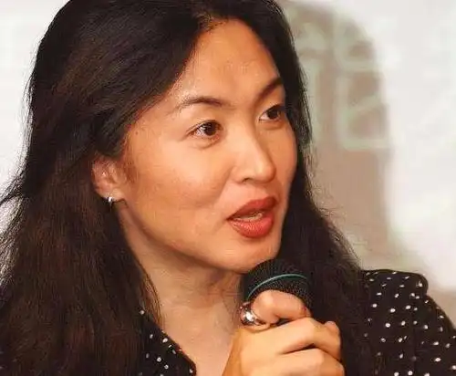 53岁金星素颜照曝光,脸上零皱纹,头发凌乱,网友:不化妆长这样