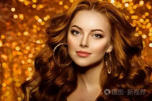 金色美丽的时尚女性模特,闪亮健康的长卷头发.