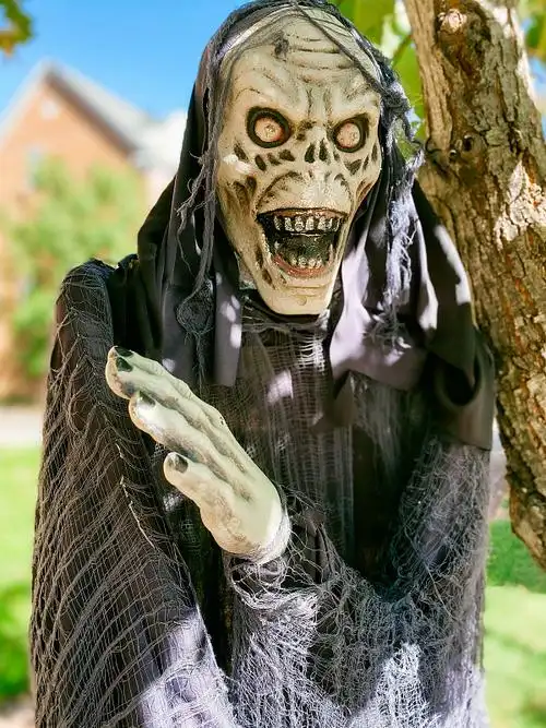 幽灵万圣节装饰挂在树上图片下载