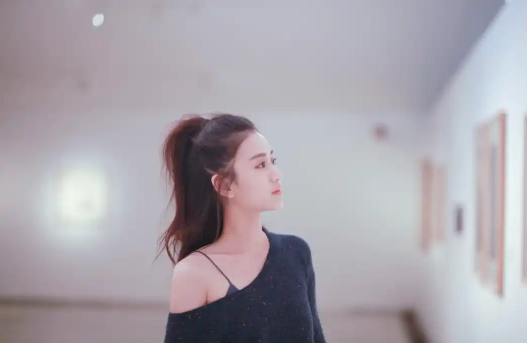 隋源最新画报公开 阳光少女甜美清新展现初冬活力