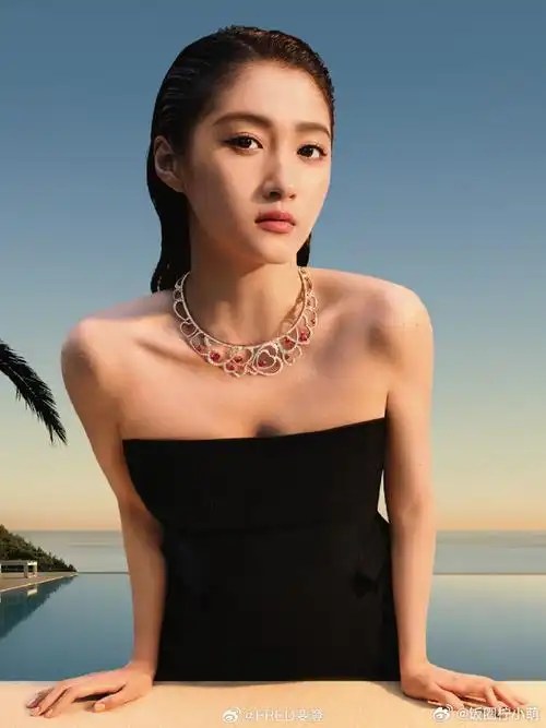 关晓彤深v高马尾##关晓彤抹胸黑裙