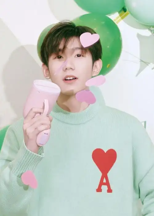 王源青春感生日大片曝光 薄荷绿针织线衣清新可爱