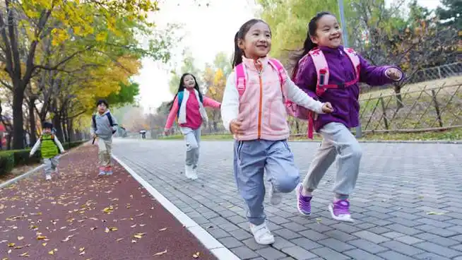 家门口好学校,何时孩子能走路上学_人行道_记忆里_上下学