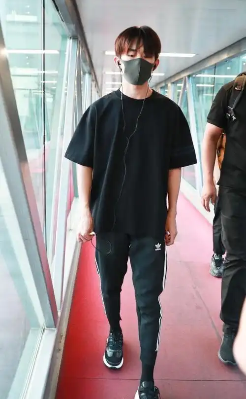 易烊千玺绝对是18岁男生里面最a的了包括穿搭