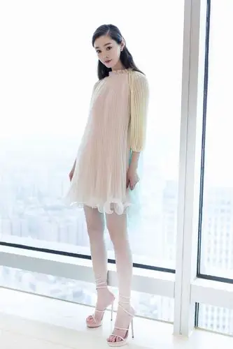 宋轶裙子真特别,两边都是高开叉,配厚底凉鞋美腿白到发光了