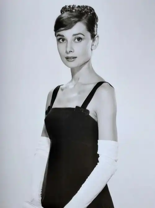 奥黛丽·赫本:美丽而不自知,不惧怕衰老,有颗金子般的心