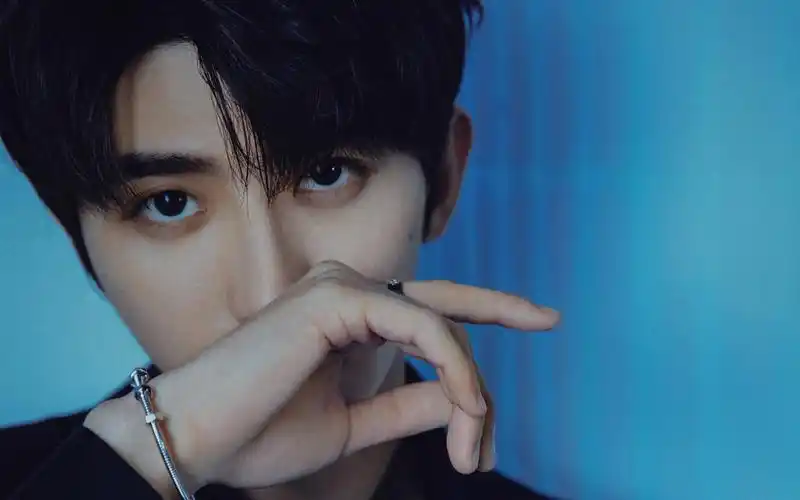 帅气简单蔡徐坤壁纸_超帅气的正装蔡徐坤