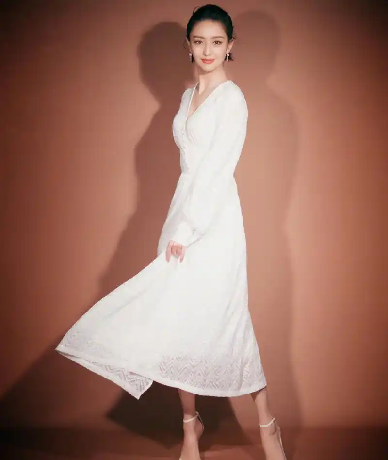 佟丽娅怎么又火了?半丸子头搭配彩虹衫35岁嫩回18岁,少女感爆棚