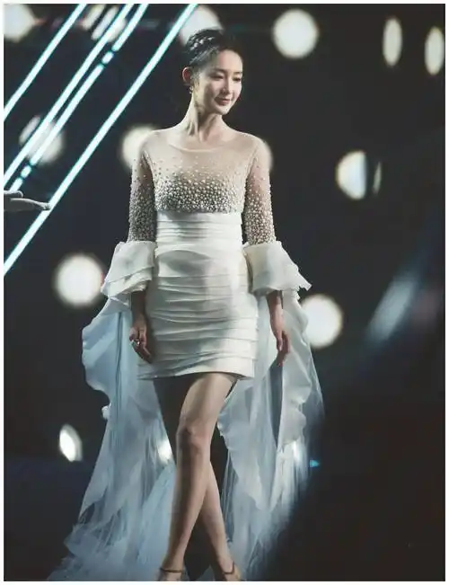 29岁李沁美得高调,一袭v领正红色礼服,大秀曼妙身姿!_裙子_气质_设计