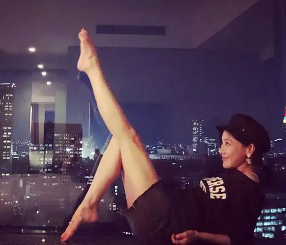 小姨妈邓家佳才是腿精穿背心靠墙站奔4的年龄像小姑娘