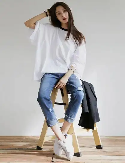 运动鞋搭配九分破洞牛仔裤:搭出时髦清新感