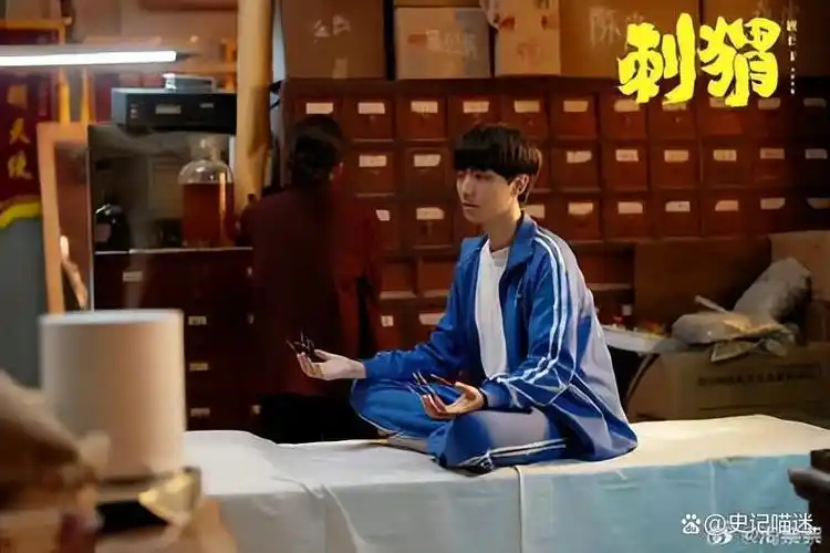 揭秘王俊凯如何在图书馆和舞台上双栖霸屏!