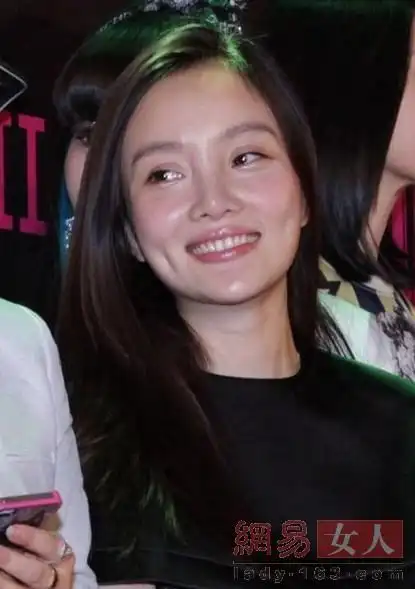 李小璐罕见素颜现身网友眼袋好吓人图9